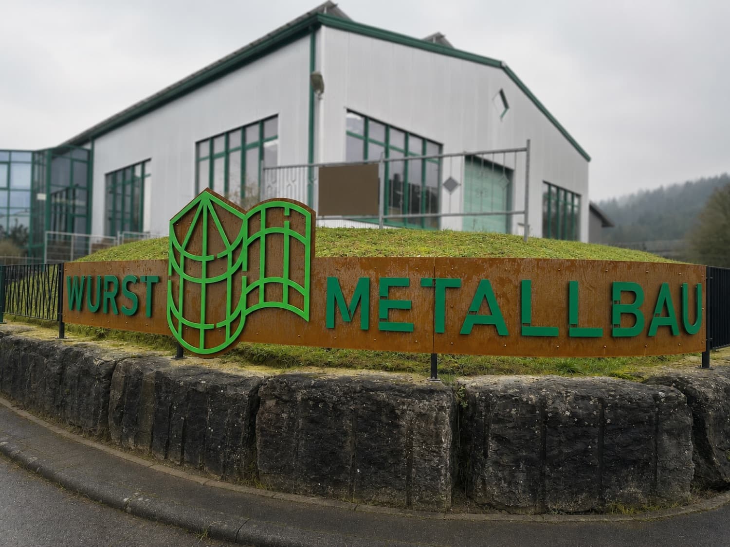 Musterausstellung von Wurst Metallbau in Murrhardt mit dem Schriftzug „Wurst Metallbau